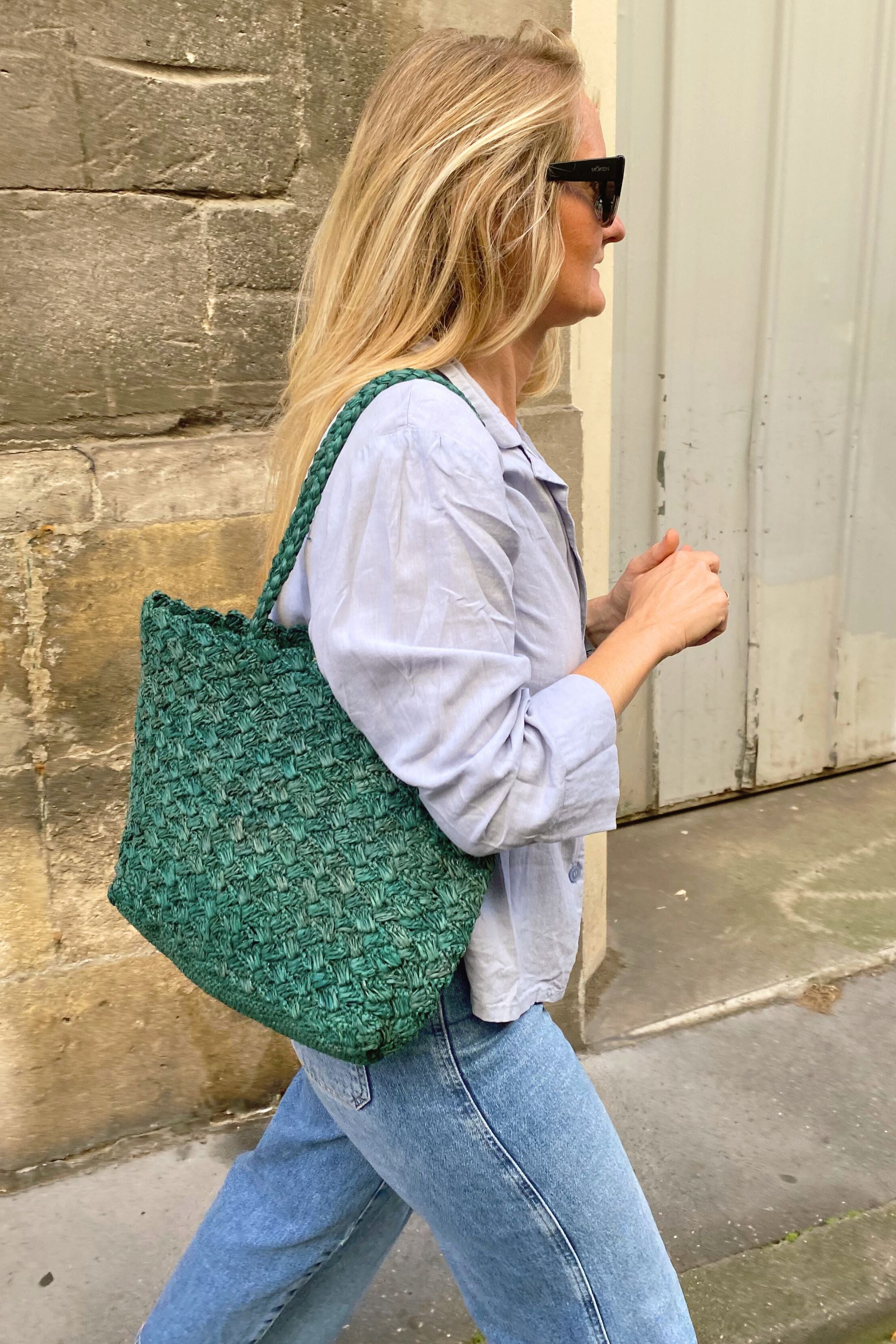 sac cabas vert en raphia porté à l'épaule, léger et compact