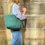 sac en raphia vert, format cabas intemporel, vue de profil