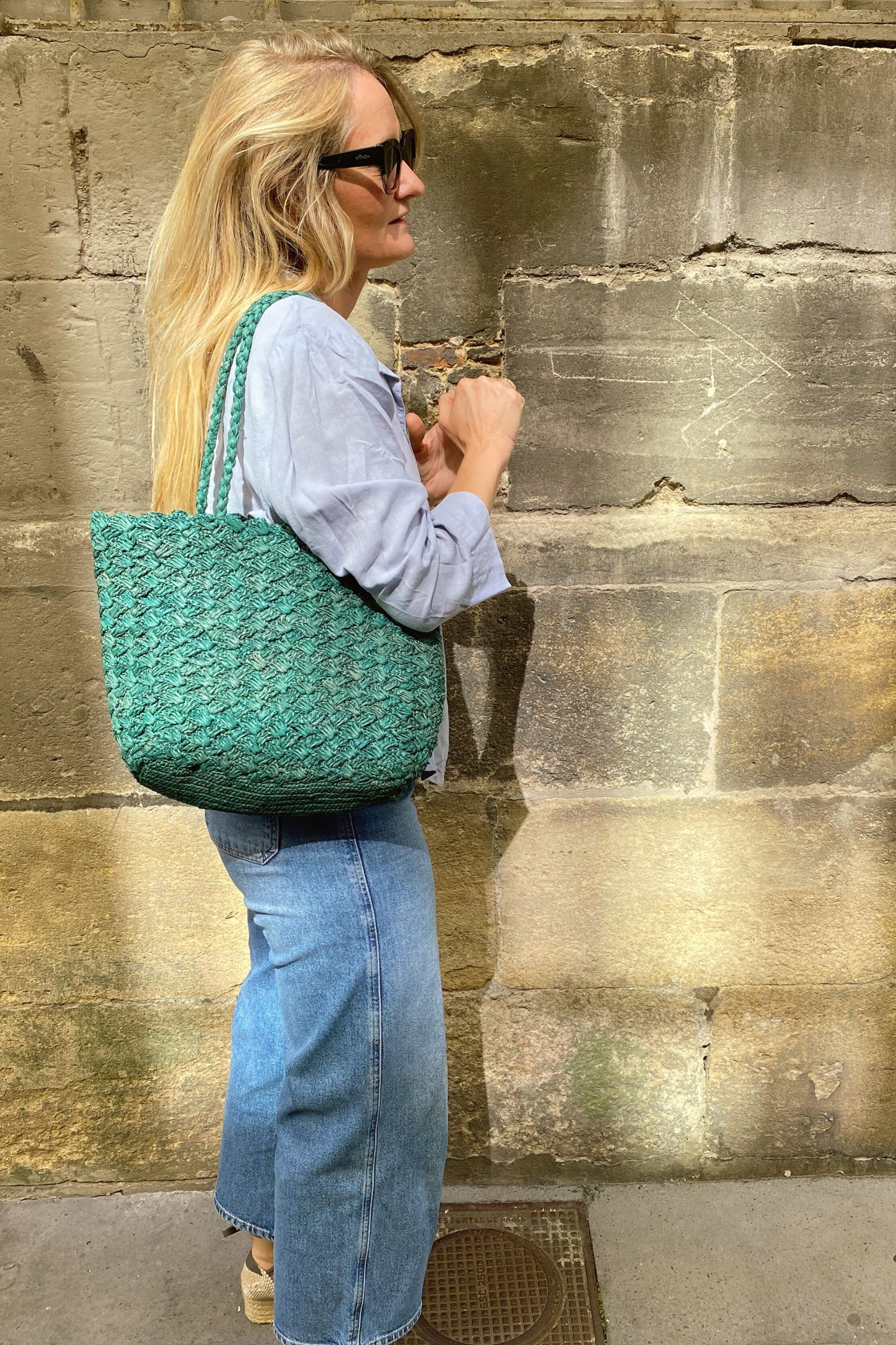 sac en raphia vert, format cabas intemporel, vue de profil