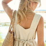 Vue de profil du sac cabas en raphia fait main - MINI OLIKA thé