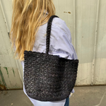 zoom sur le sac cabas épis en raphia noir 