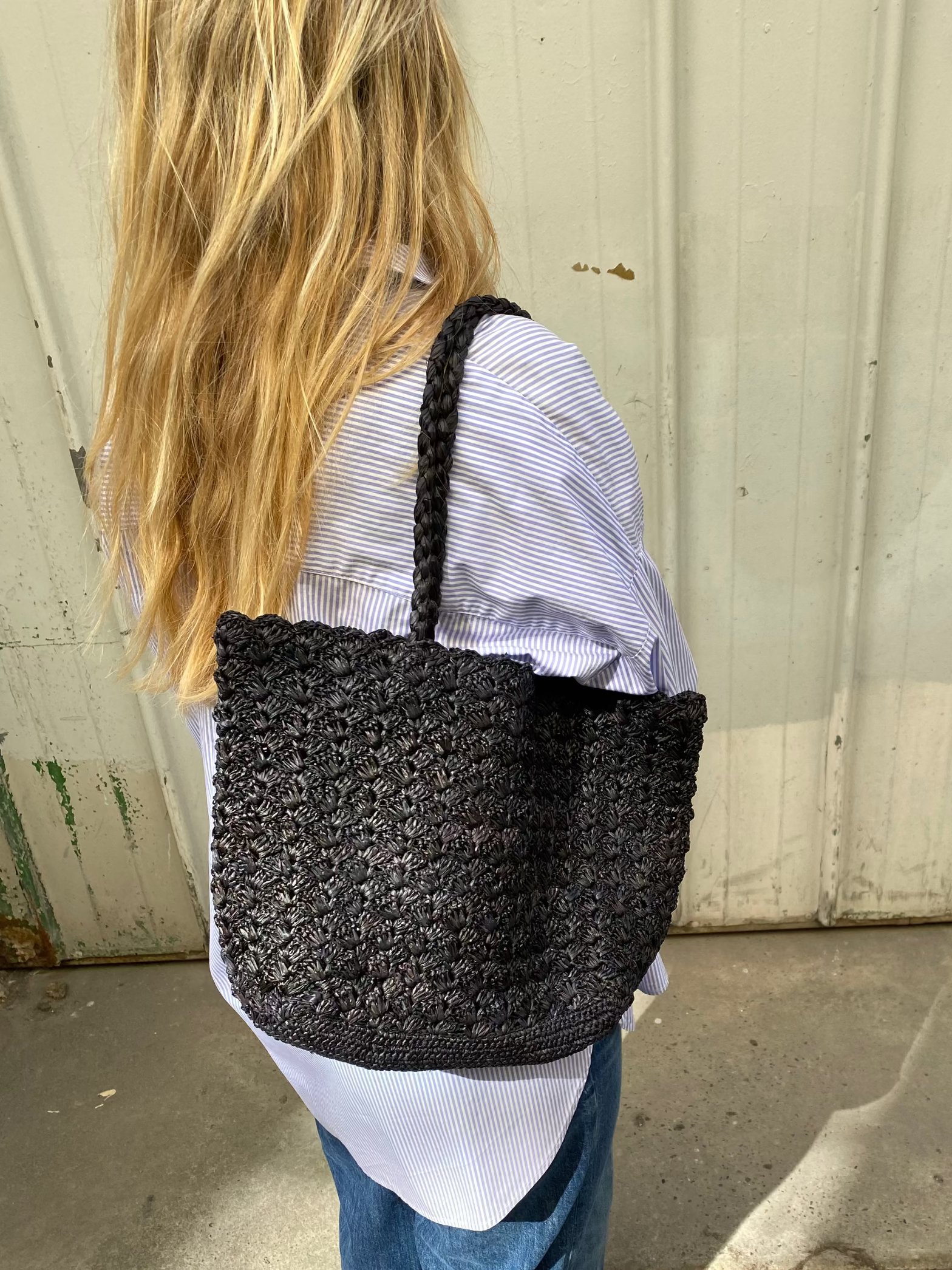 zoom sur le sac cabas épis en raphia noir 