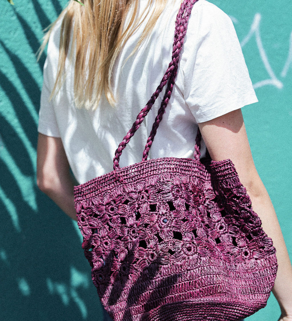 sac seau en crochet fleurs bordeaux porté à l'épaule