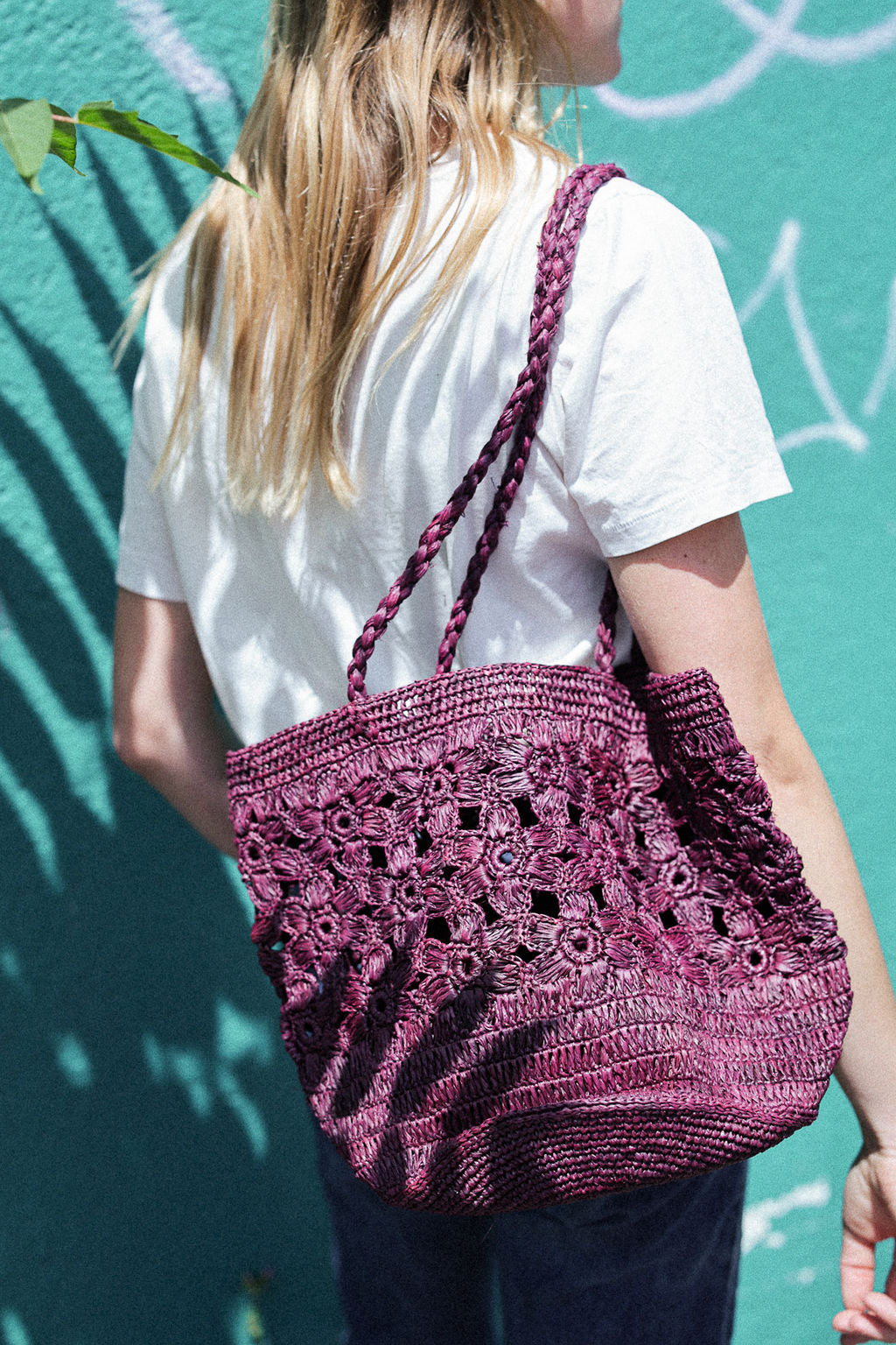 sac seau en crochet fleurs bordeaux porté à l'épaule