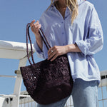 sac seau en crochet de raphia chocolat motifs fleurs porté en ville
