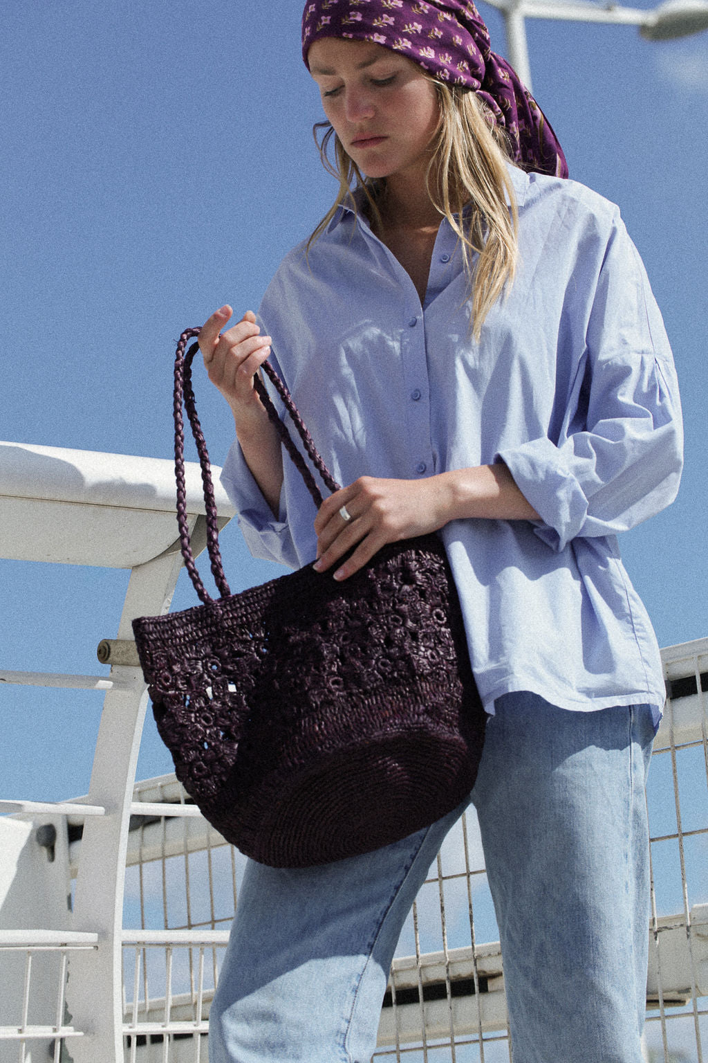 sac seau en crochet de raphia chocolat motifs fleurs porté en ville