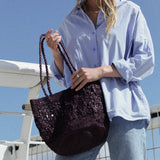 sac seau en crochet de raphia chocolat motifs fleurs porté en ville