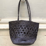 détails du sac noir en raphia fait main - FLORES noir