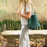 Sac seau en raphia fait main porté épaule– FLORES vert