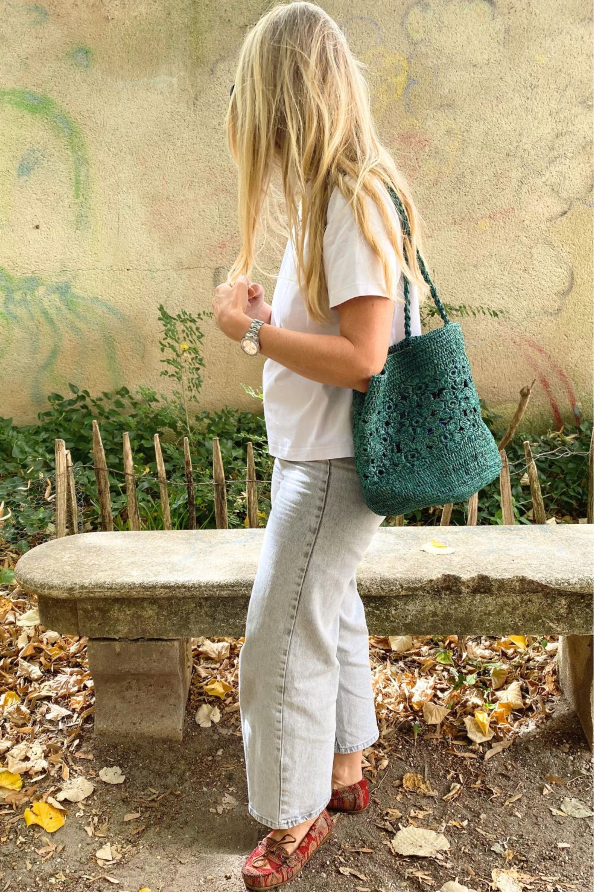 Sac seau en raphia fait main porté épaule– FLORES vert