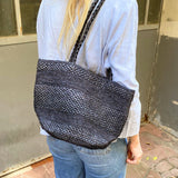 Zoom sur sac seau en raphia fait main porté épaule – BIG SINY noir