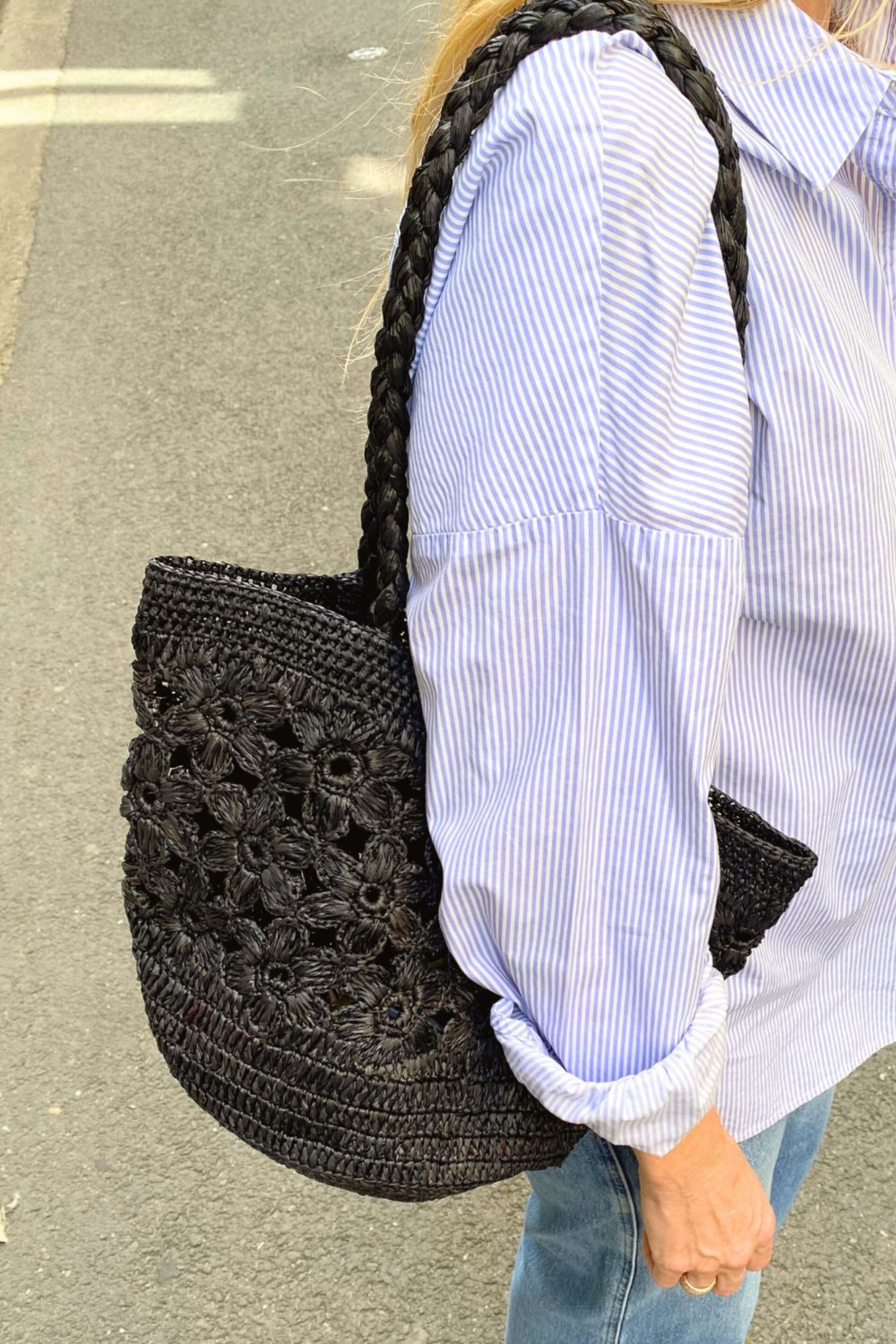 détails du sac seau en raphia fait main –FLORES noir