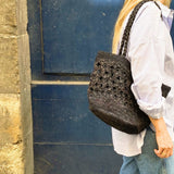 Sac seau en raphia noir fait main – FLORES