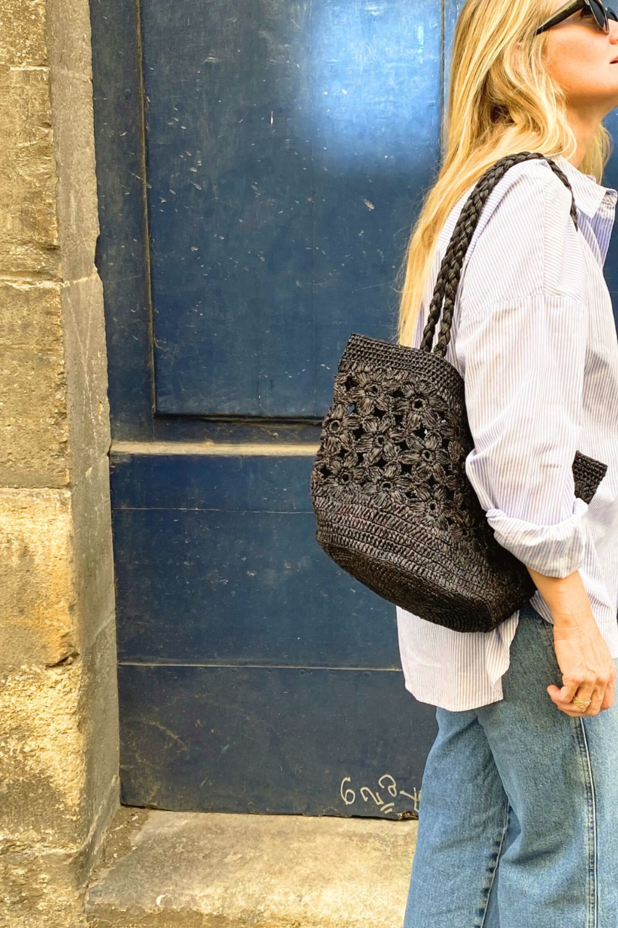 Sac seau en raphia noir fait main – FLORES