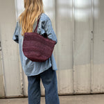 sac seau bordeaux associé à un look d'automne 