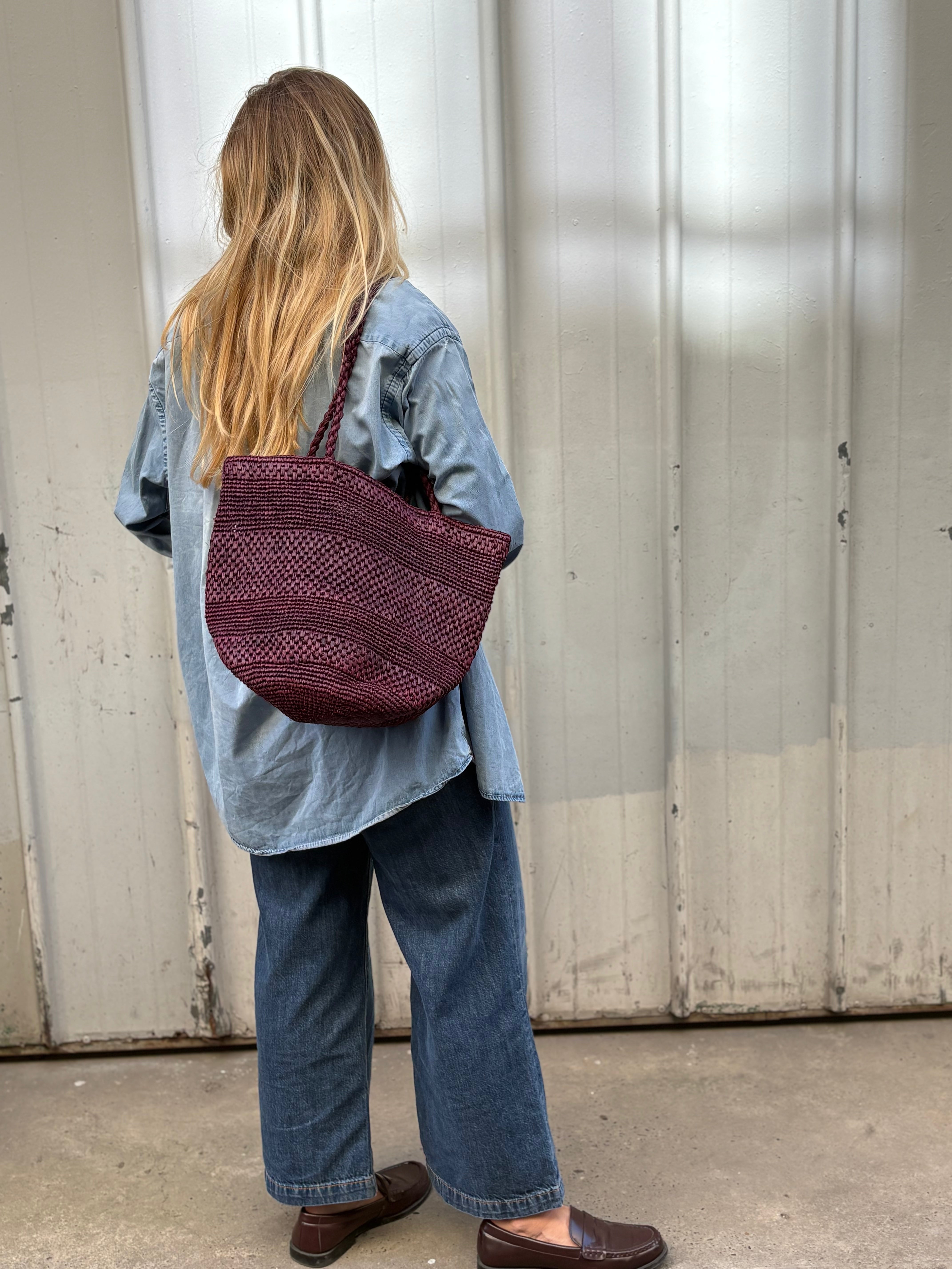 sac seau bordeaux associé à un look d'automne 