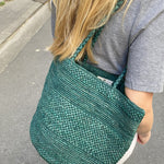 sac seau en crochet de raphia vert fait main, zoom sur le travail du crochet- BIG SINY