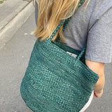 sac seau en crochet de raphia vert fait main, zoom sur le travail du crochet- BIG SINY