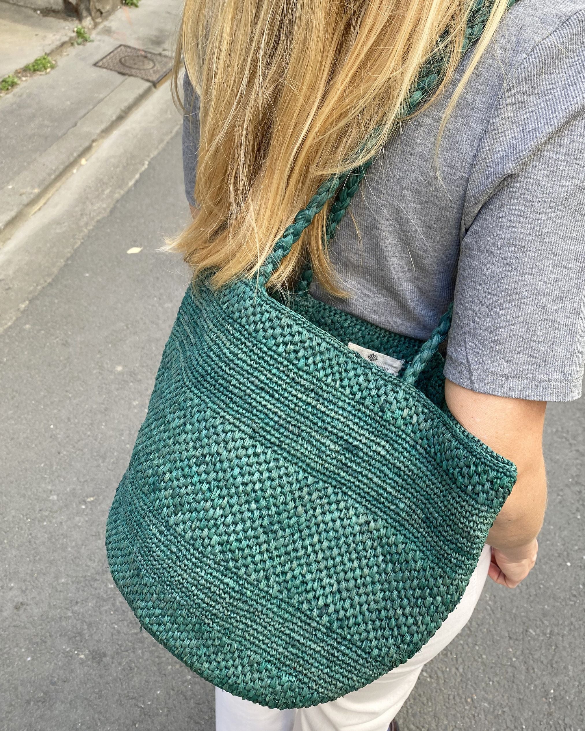 sac seau en crochet de raphia vert fait main, zoom sur le travail du crochet- BIG SINY