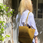 sac seau en crochet de raphia kaki porté à l'épaule, BIG SINY