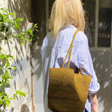 sac seau en crochet de raphia kaki porté à l'épaule, BIG SINY
