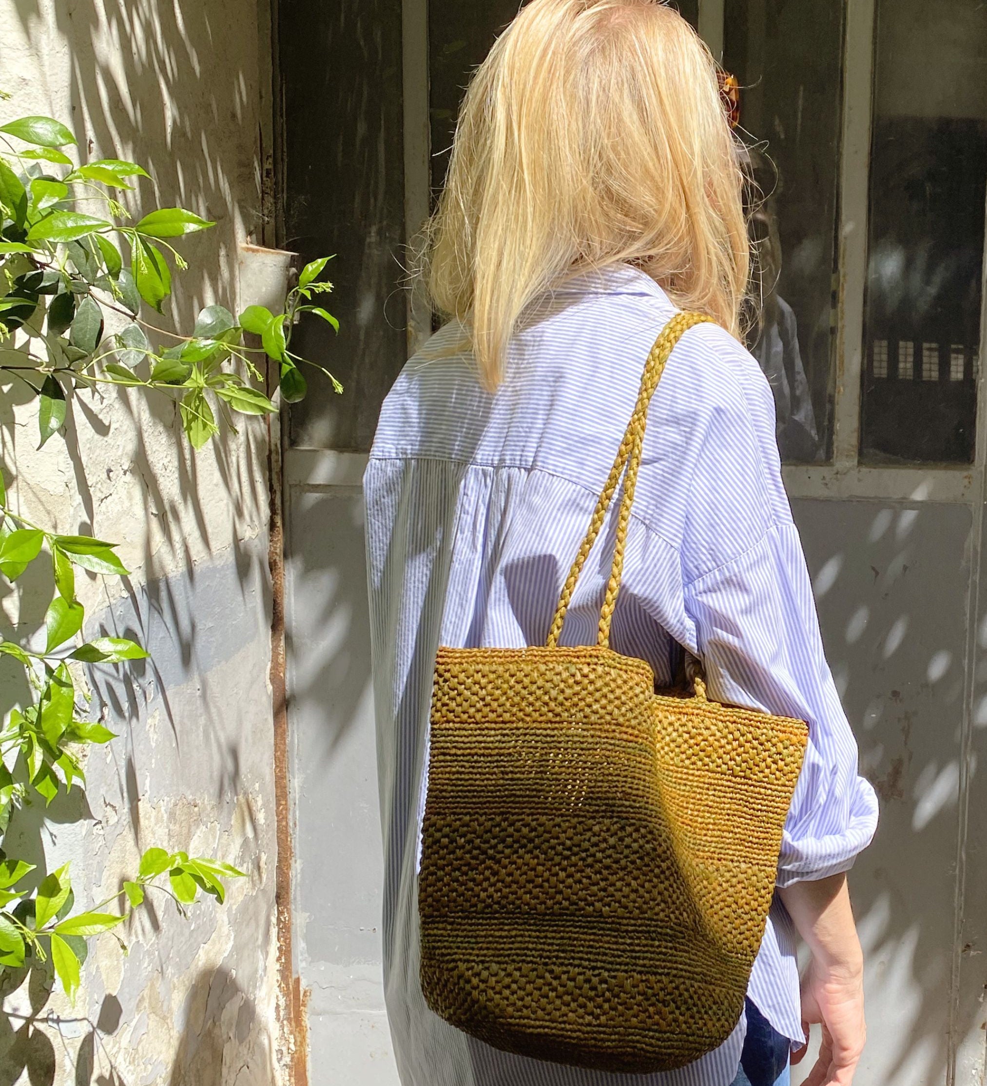 sac seau en crochet de raphia kaki porté à l'épaule, BIG SINY