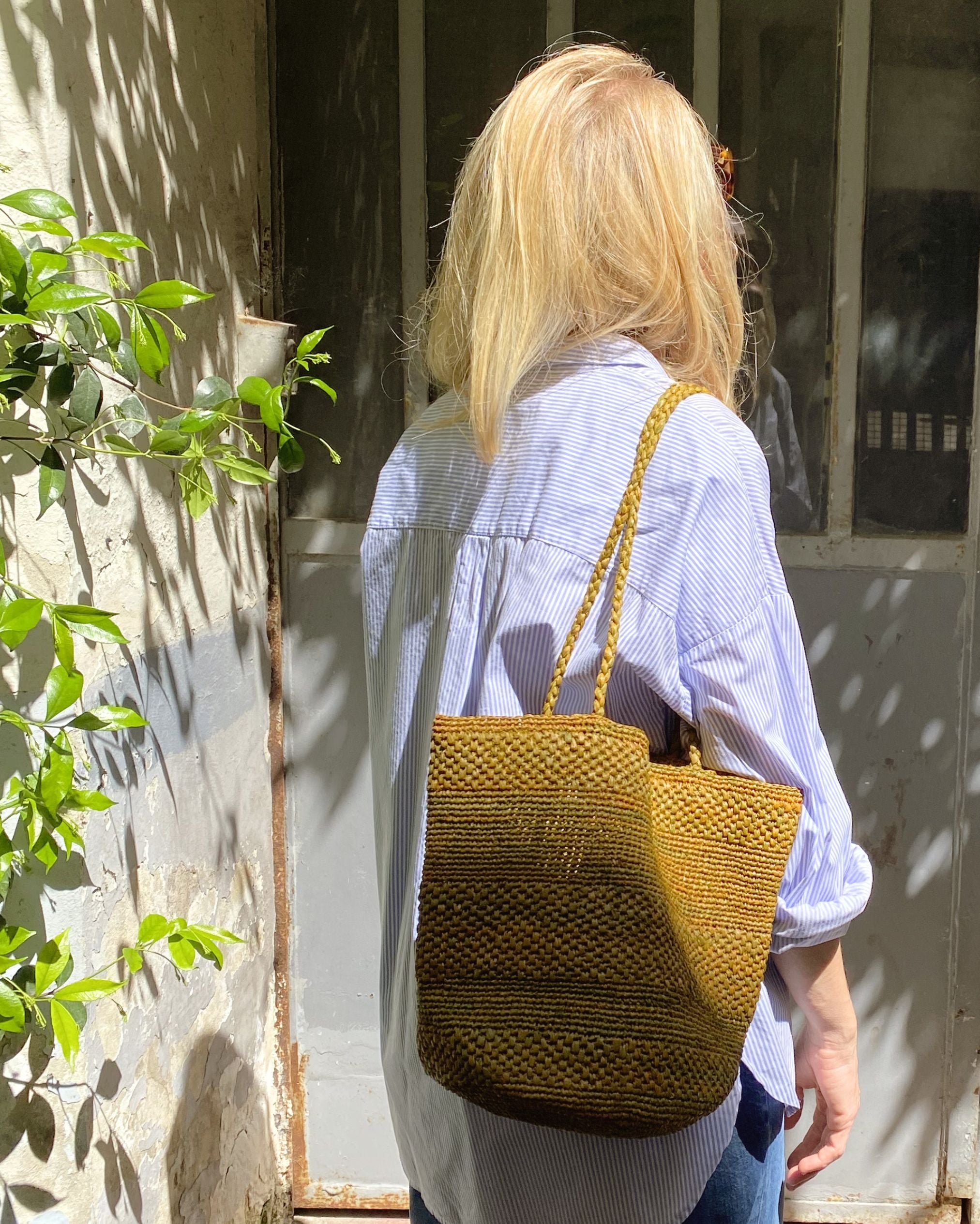 sac seau en crochet de raphia kaki porté à l'épaule, BIG SINY