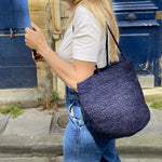 Zoom sur le sac seau en crochet de raphia fait main, BIG SINY marine