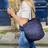 Zoom sur le sac seau en crochet de raphia fait main, BIG SINY marine