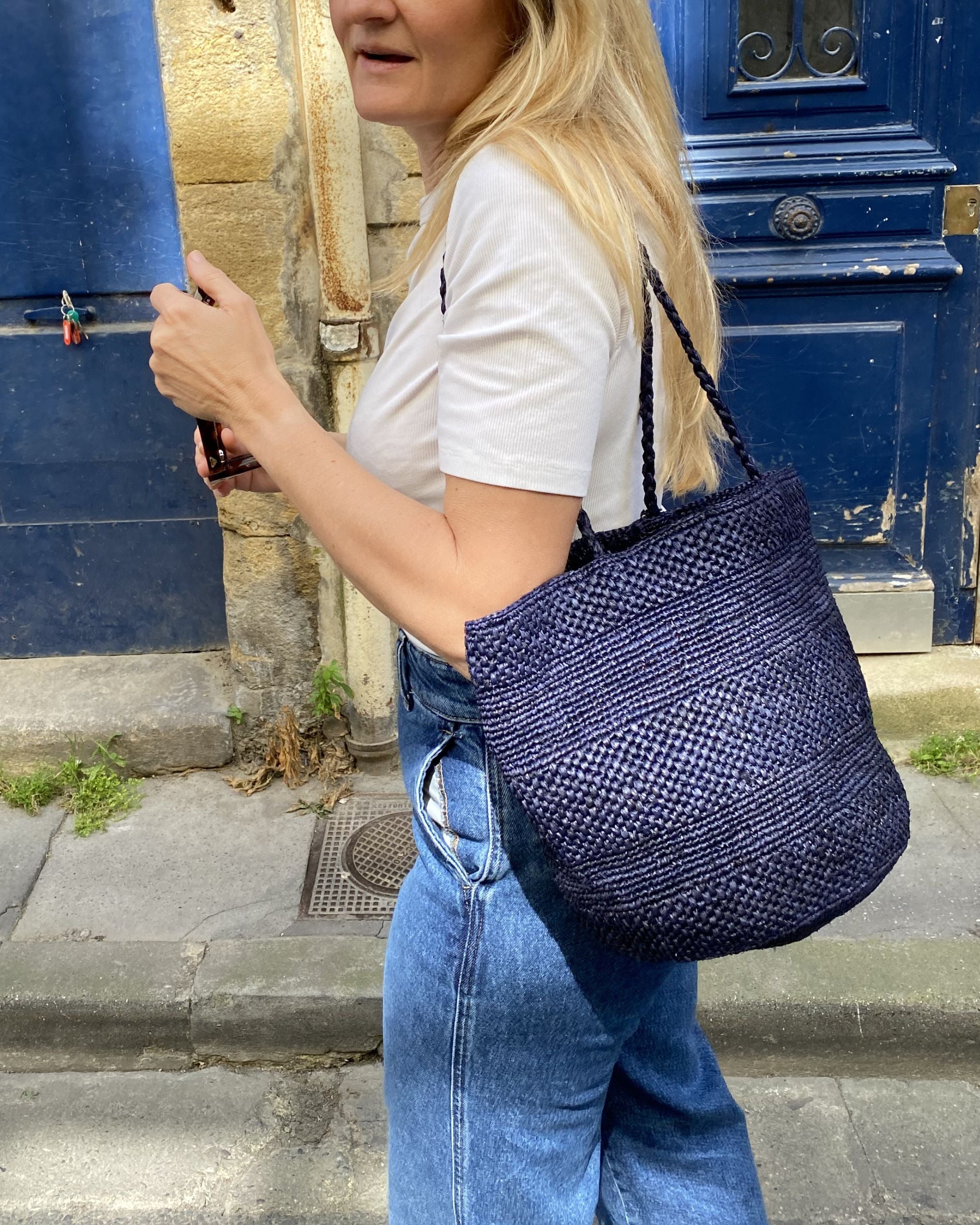 Zoom sur le sac seau en crochet de raphia fait main, BIG SINY marine