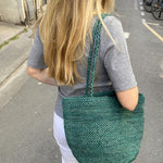 zoom sur le sac seau en raphia fait main, BIG SINY vert