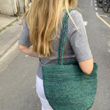 zoom sur le sac seau en raphia fait main, BIG SINY vert