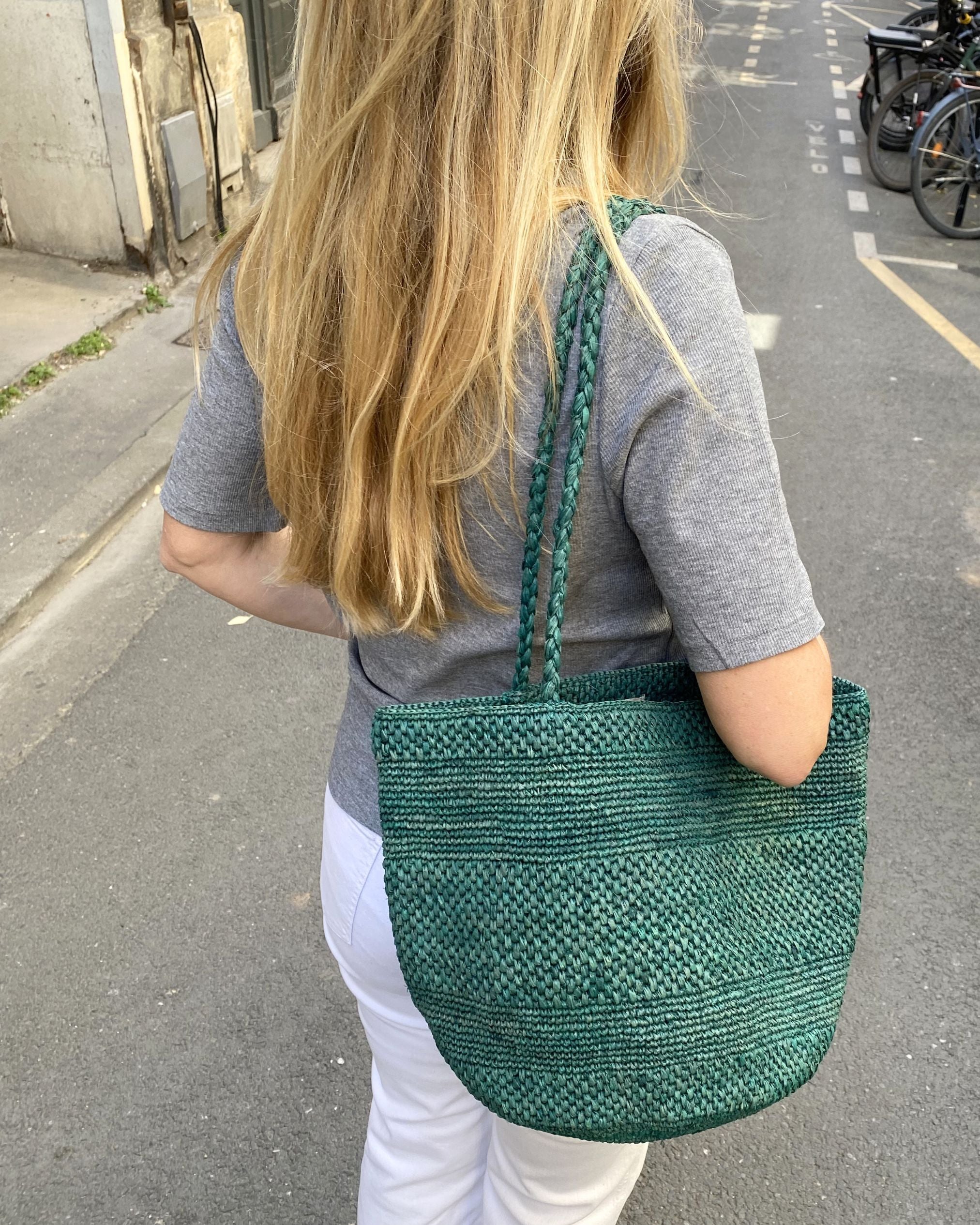 zoom sur le sac seau en raphia fait main, BIG SINY vert