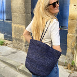sac seau en raphia bleu marine porté en ville, BIG SINY