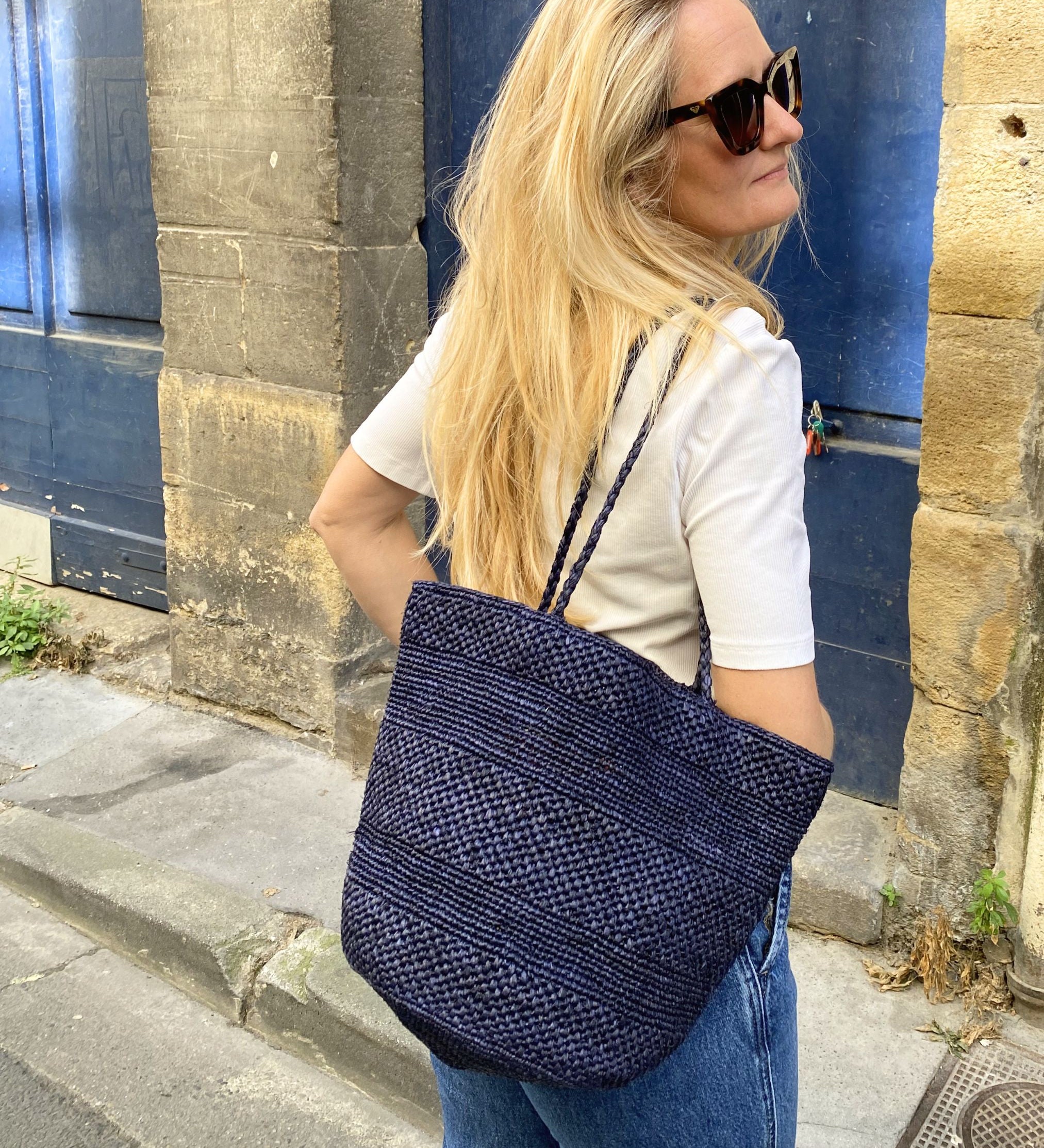 sac seau en raphia bleu marine porté en ville, BIG SINY