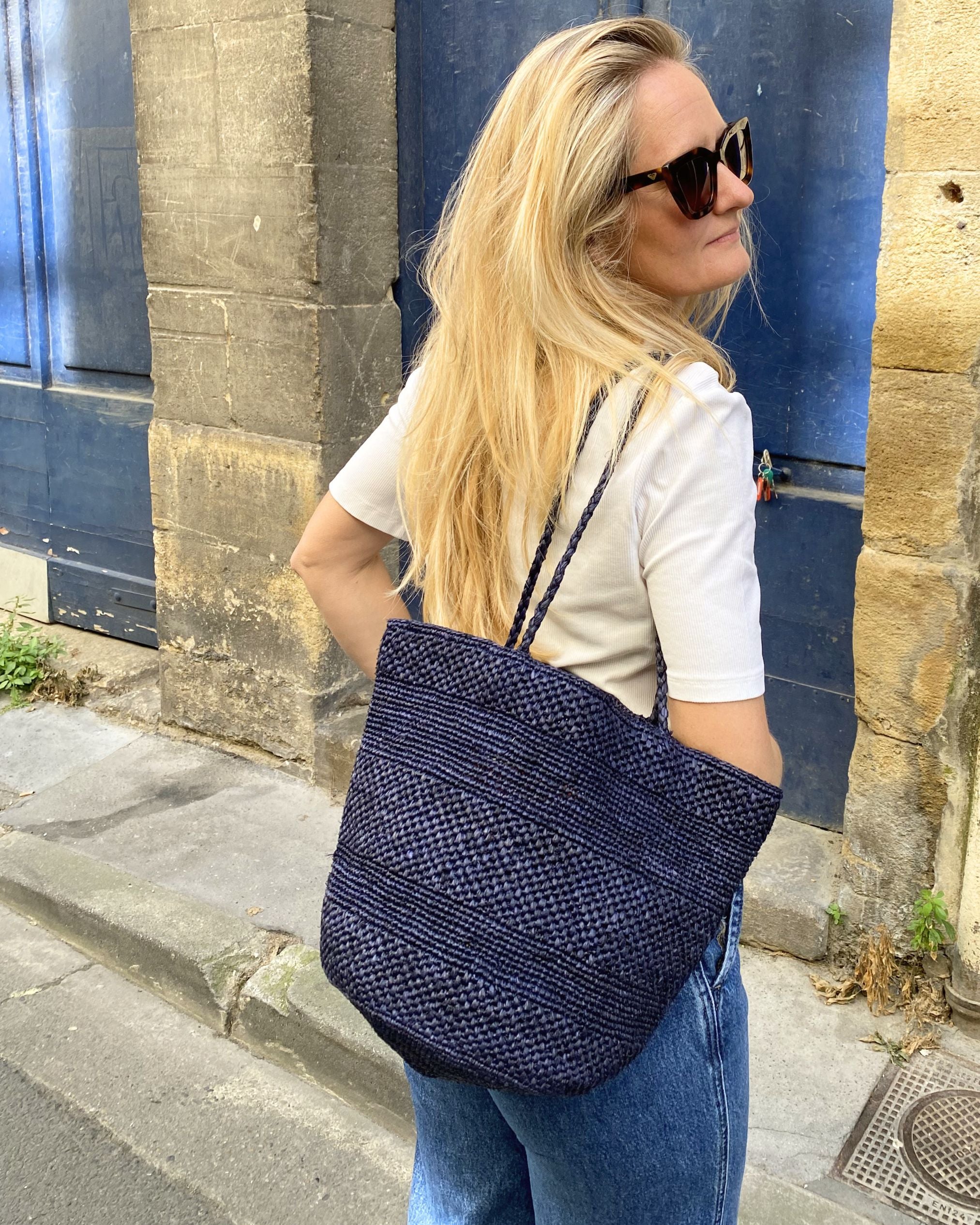 sac seau en raphia bleu marine porté en ville, BIG SINY