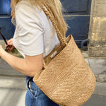 zoom sur le sac seau en raphia naturel fait main, BIG SINY thé