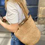 zoom sur le sac seau en raphia naturel fait main, BIG SINY thé