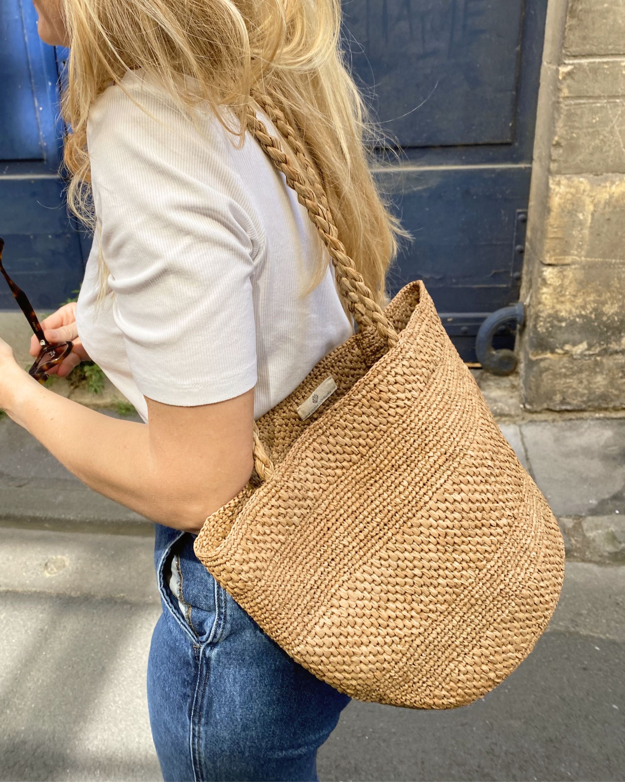 zoom sur le sac seau en raphia naturel fait main, BIG SINY thé