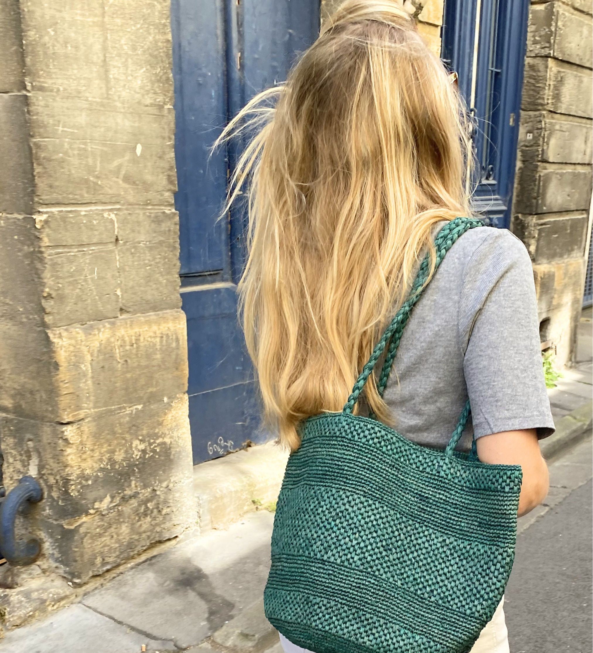 panier en raphia vert porté en ville, BIG SINY