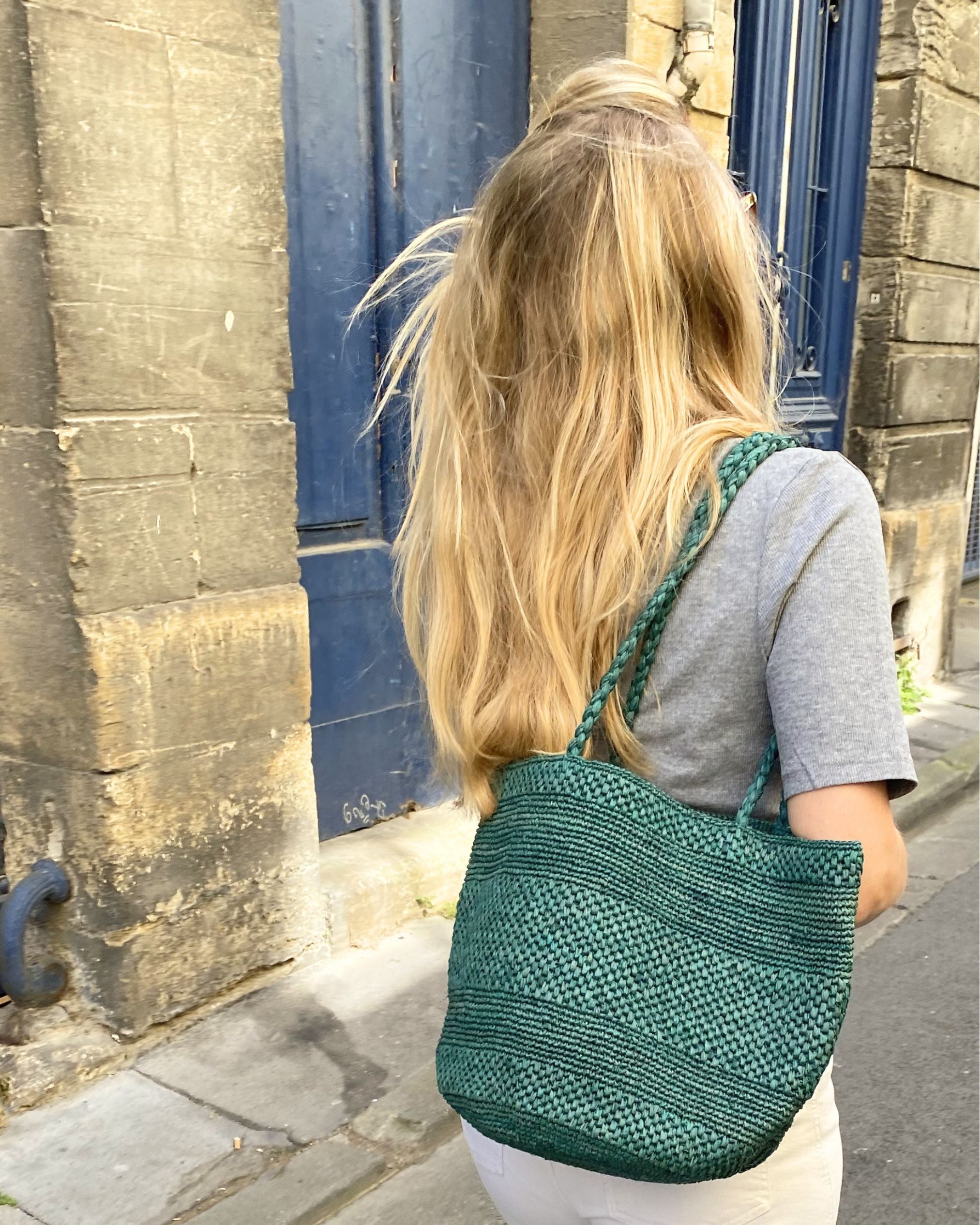panier en raphia vert porté en ville, BIG SINY
