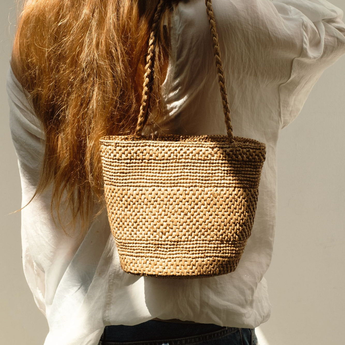 Sac seau en raphia thé fait main porté– SINY