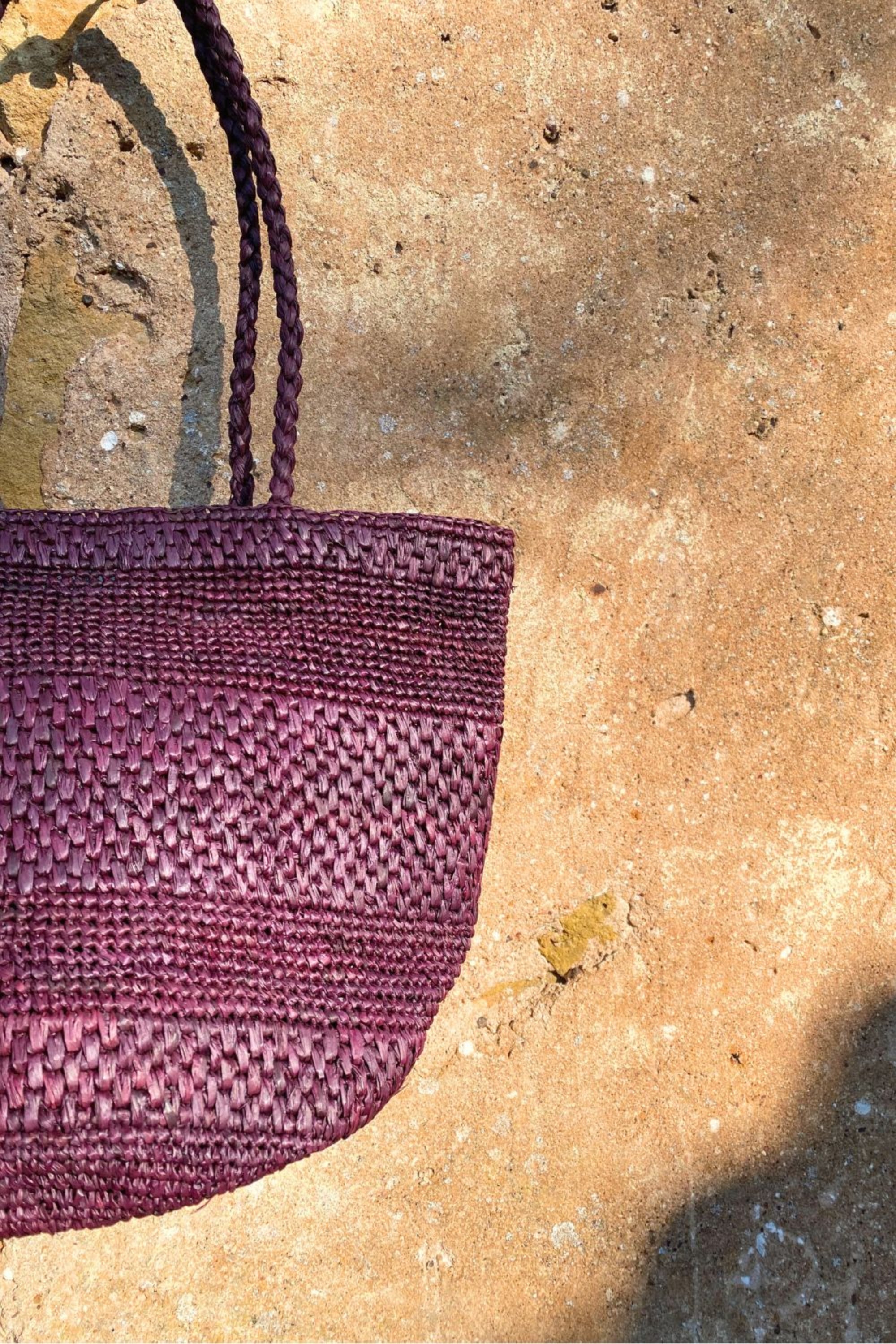 détails du sac seau en raphia bordeaux fait main – BIG SINY