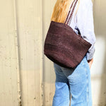 Sac seau en raphia chocolat porté épaule – BIG SINY