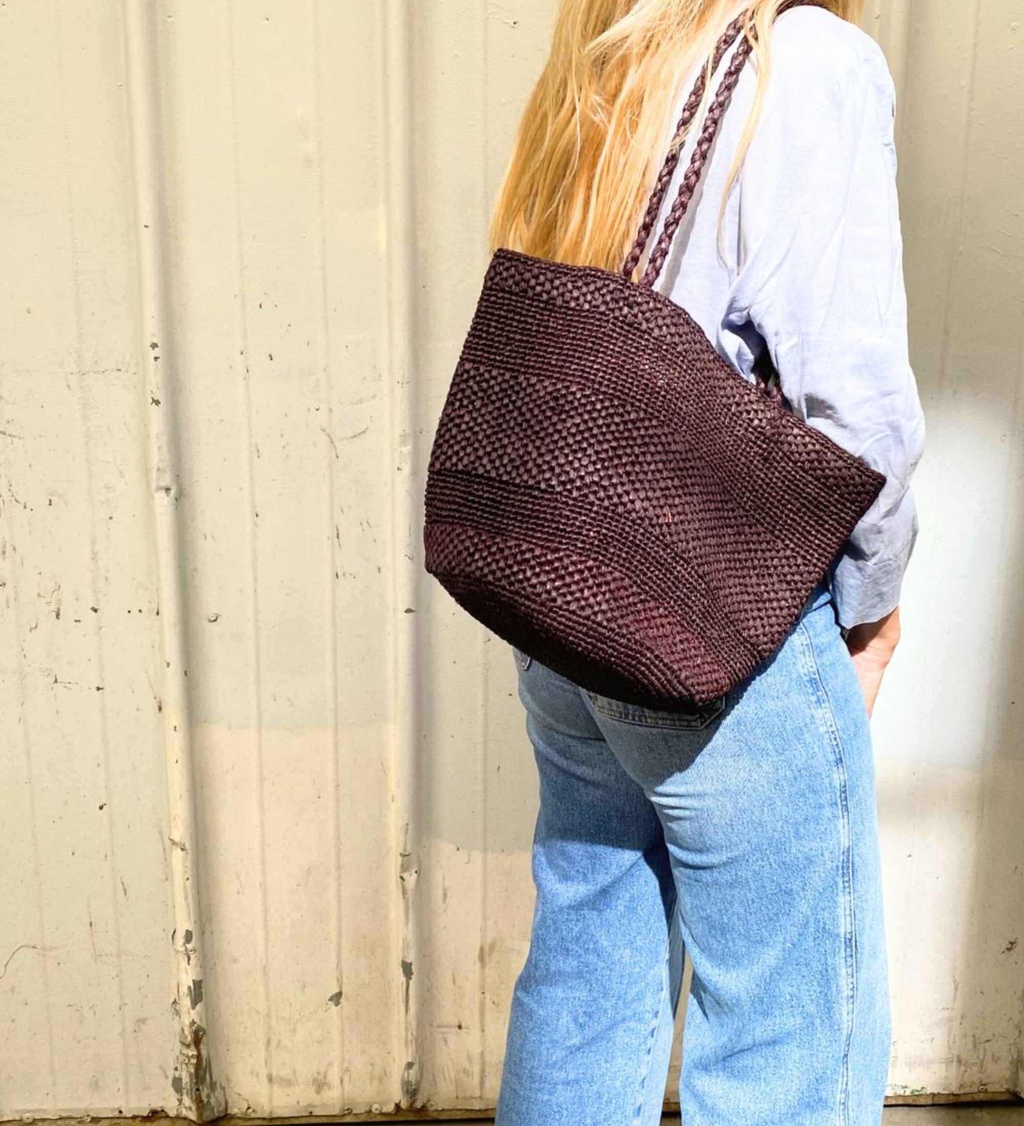 Sac seau en raphia chocolat porté épaule – BIG SINY