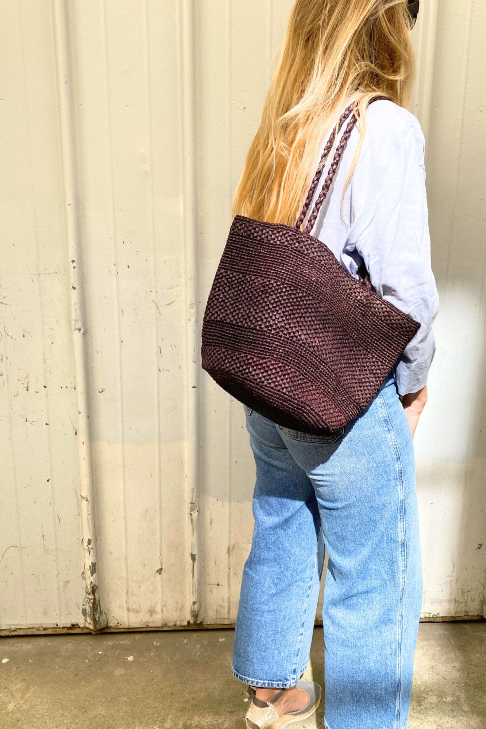 Sac seau en raphia chocolat porté épaule – BIG SINY