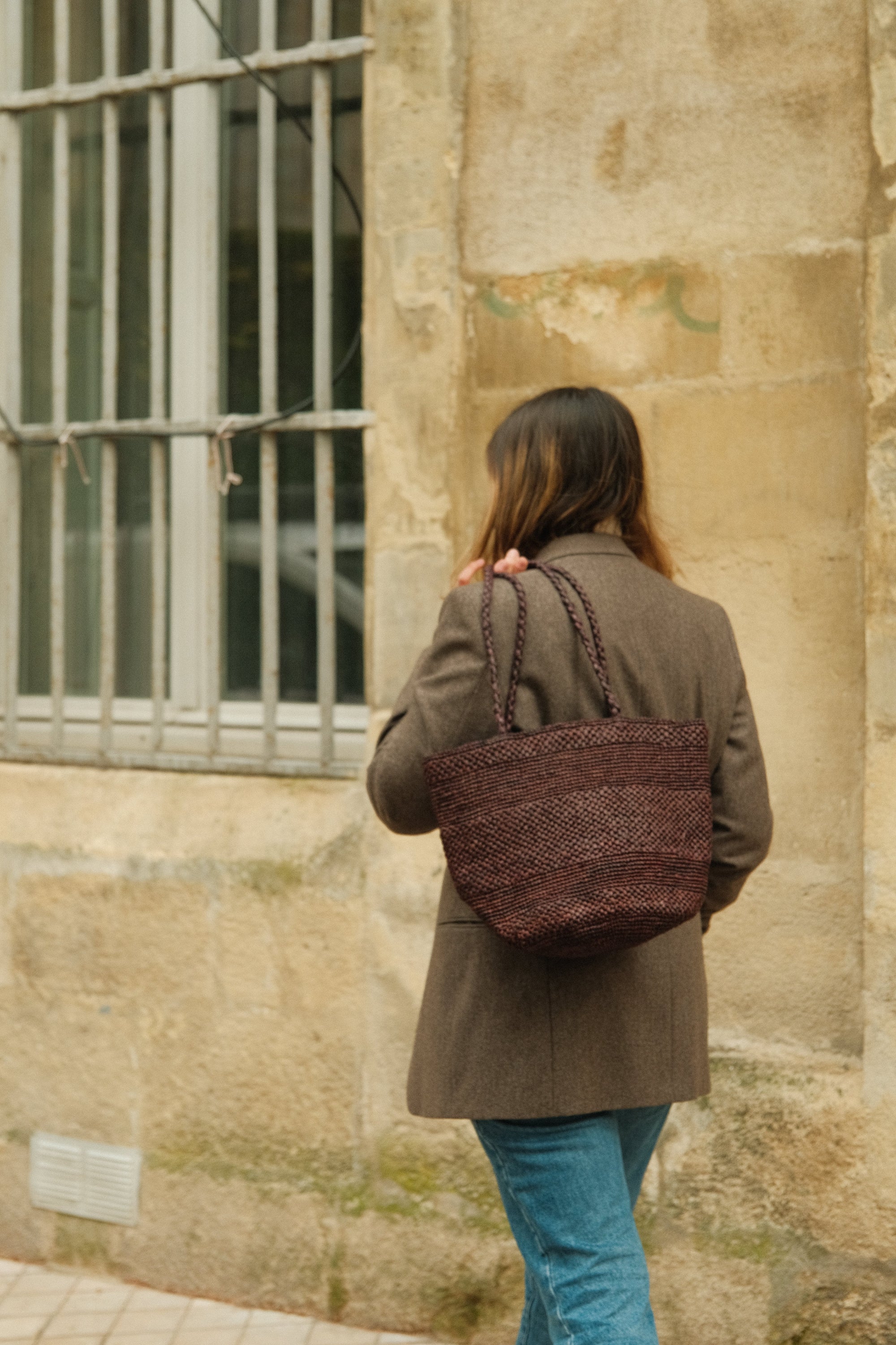 Sac seau en raphia fait main porté épaule – BIG SINY chocolat