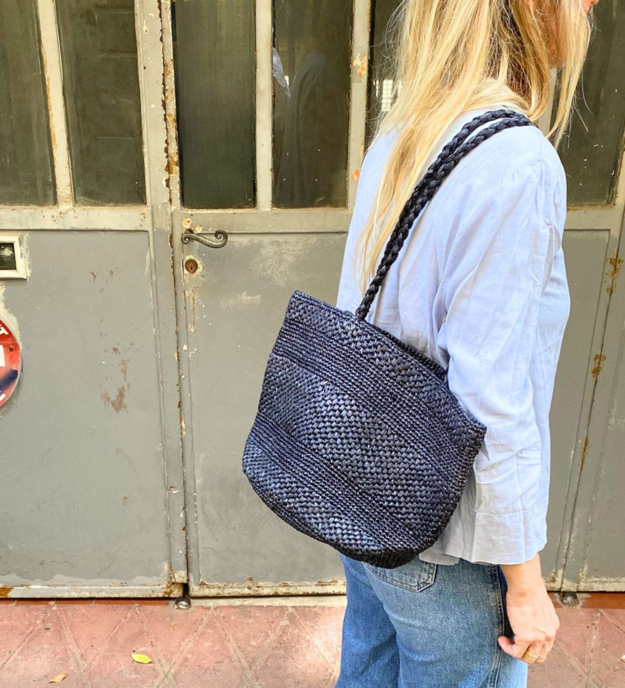 Sac seau en raphia noir fait main porté épaule – BIG SINY 