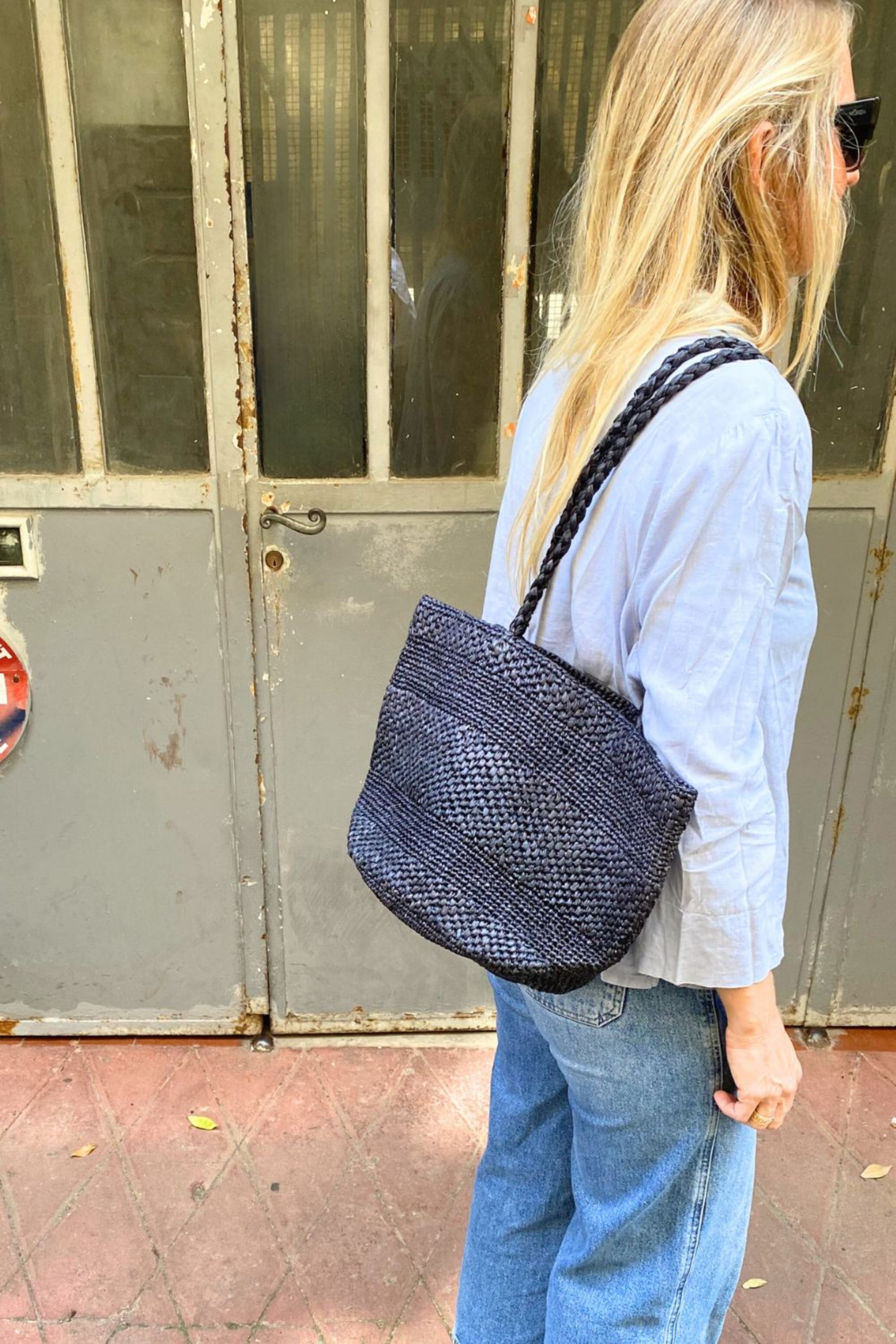 Sac seau en raphia noir fait main porté épaule – BIG SINY 