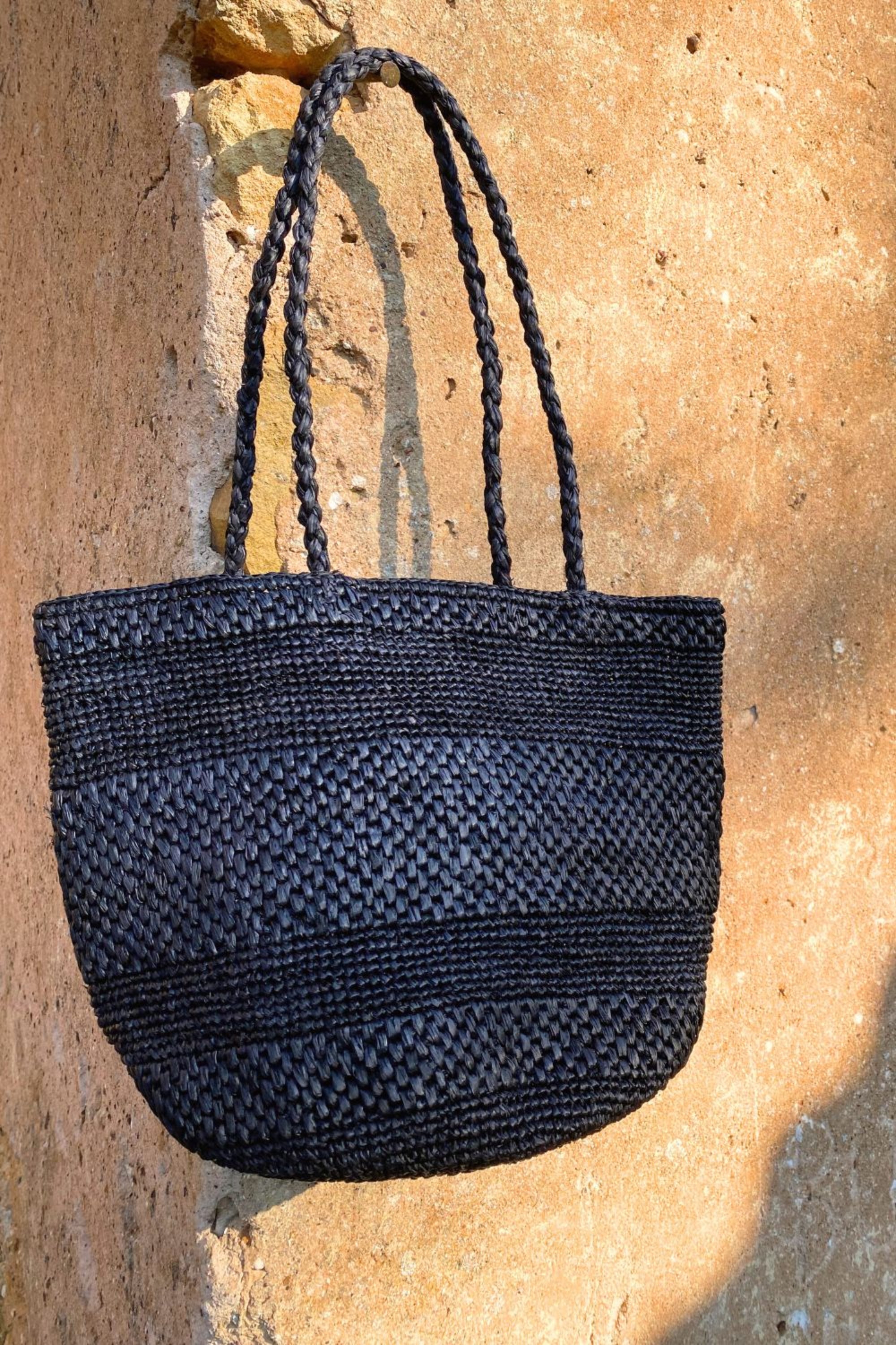 Sac seau en raphia noir fait main – BIG SINY